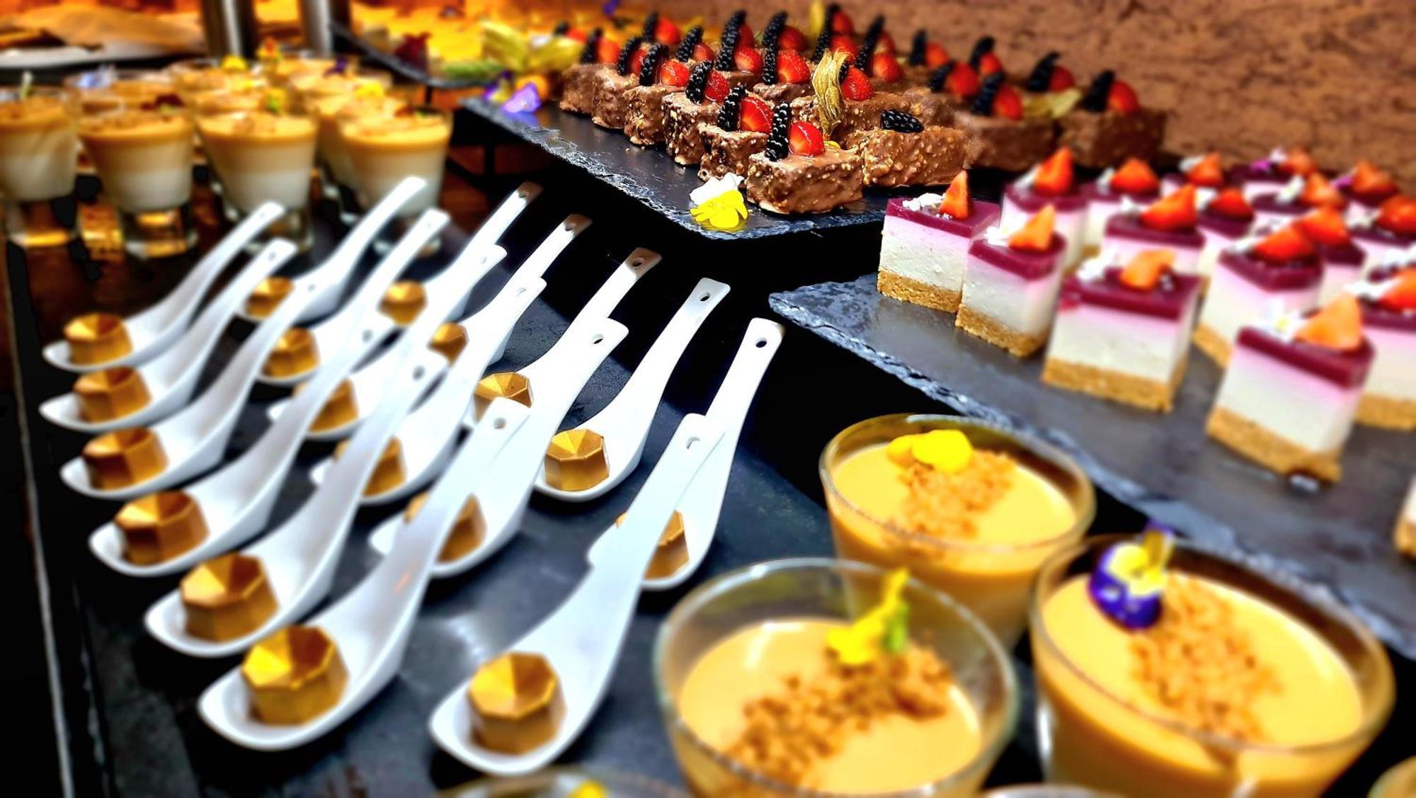 몬치크 리조트 앤 스파 몬시크 외부 사진 A selection of desserts