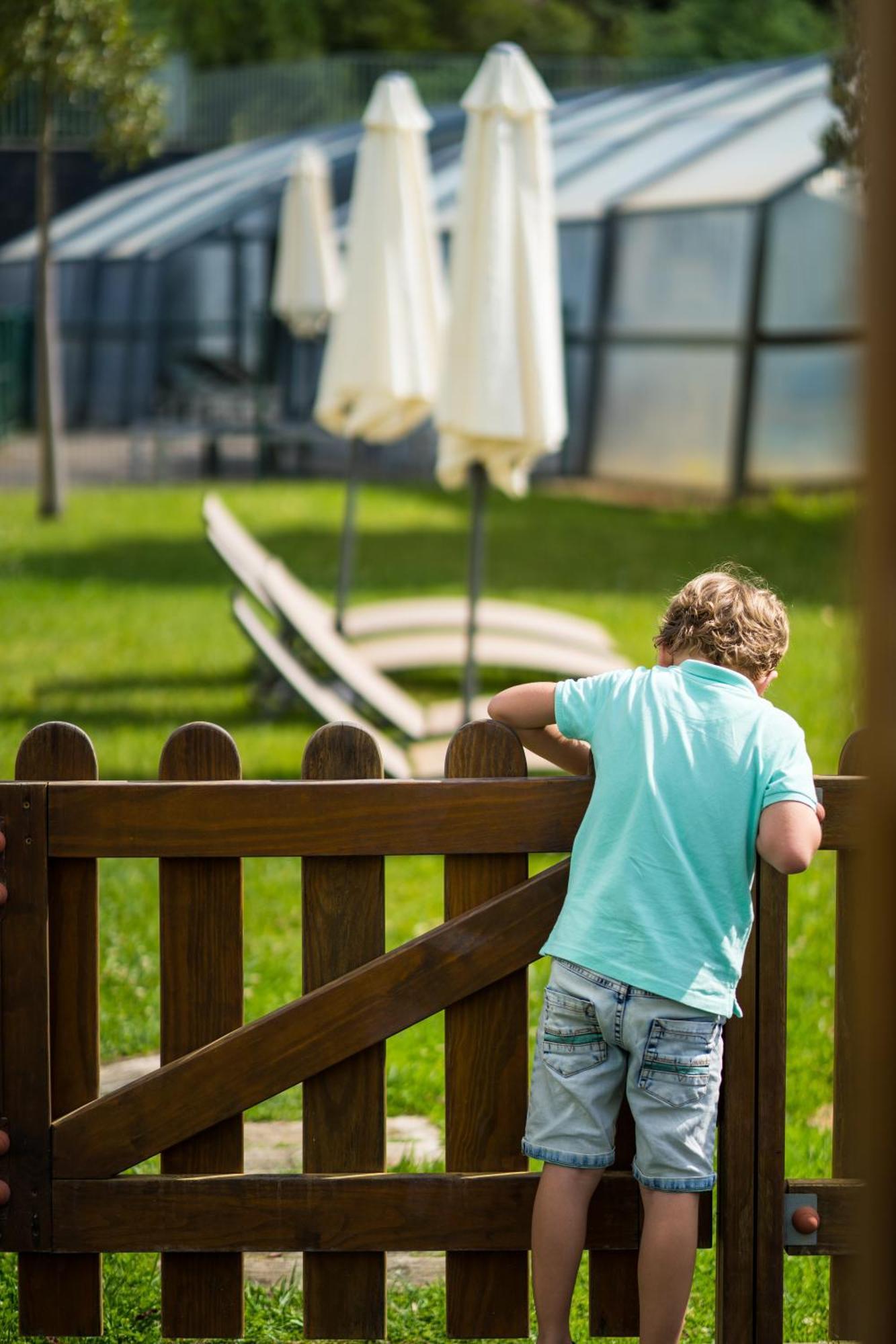 몬치크 리조트 앤 스파 몬시크 외부 사진 A child looking through a fence